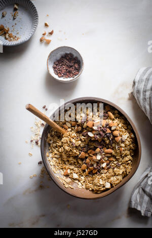 Preparazione della miscela di muesli in una cornice in marmo sulla vista superiore Foto Stock