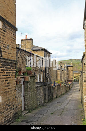 Svuotare vicolo in sali, villaggio di Saltaire, Bradford Foto Stock