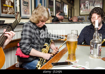 Irlandese tradizionale sessione Folk Belfast Bar Girasole Foto Stock