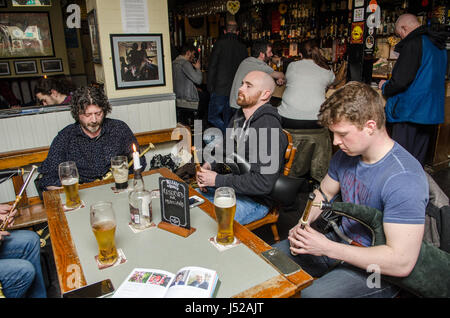 Irlandese tradizionale sessione Folk Belfast Bar Girasole Foto Stock