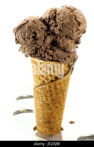 Gelato al cioccolato nel cono di zucchero contro uno sfondo bianco Foto Stock