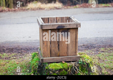 Legno Rerto trash bin nel parco Foto Stock