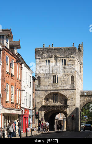 Monkgate bar, visto da Goodramgate, in York le mura cittadine, nello Yorkshire, Inghilterra, Regno Unito Foto Stock