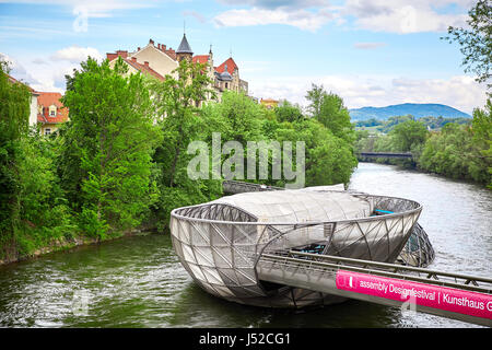 Graz, Austria - 7 Maggio 2017: Il ponte Murinsel a Graz la città vecchia Foto Stock