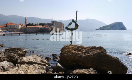 Vista di Budva, Montenegro con la statua Foto Stock