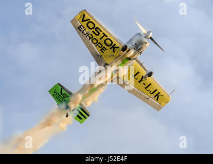 Bucarest, Romania - 5 settembre 2015. Piloti Acrobatici formazione nel cielo blu, aeroplani con traccia di colore fumo. Foto Stock