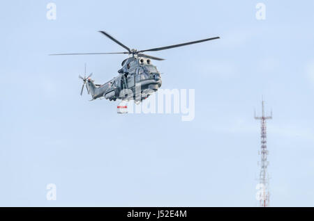 Bucarest, Romania - 5 settembre 2015. Puma i piloti di elicottero di formazione nel cielo blu. Foto Stock