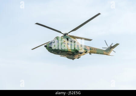 Bucarest, Romania - 5 settembre 2015. Puma i piloti di elicottero di formazione nel cielo blu. Foto Stock