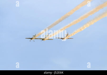 Bucarest, Romania - 5 settembre 2015. Piloti Acrobatici formazione nel cielo blu, aeroplani con traccia di colore fumo. Foto Stock