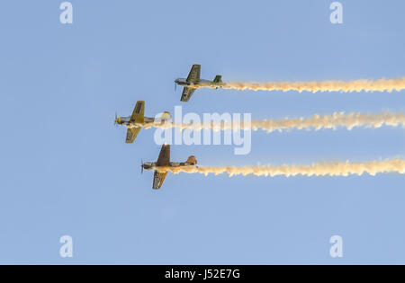 Bucarest, Romania - 5 settembre 2015. Piloti Acrobatici formazione nel cielo blu, aeroplani con traccia di colore fumo. Foto Stock