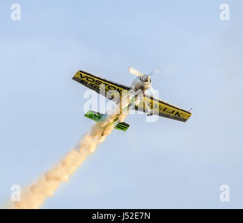 Bucarest, Romania - 5 settembre 2015. Piloti Acrobatici formazione nel cielo blu, aeroplani con traccia di colore fumo. Foto Stock