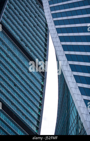 Close-up shot di due moderni grattacieli. Foto Stock