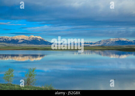 Willow creek serbatoio sotto cresta a dente di sega e il castello di reef lungo il Rocky Mountain Front vicino a Augusta, montana Foto Stock