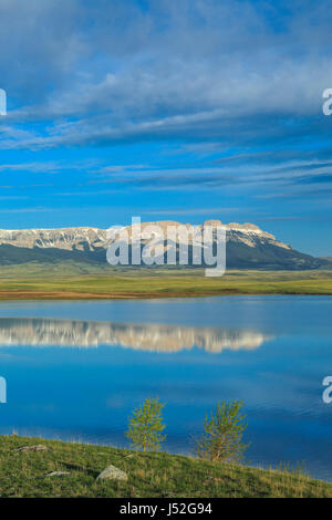 Willow creek serbatoio al di sotto del dente di sega crinale lungo il Rocky Mountain Front vicino a Augusta, montana Foto Stock