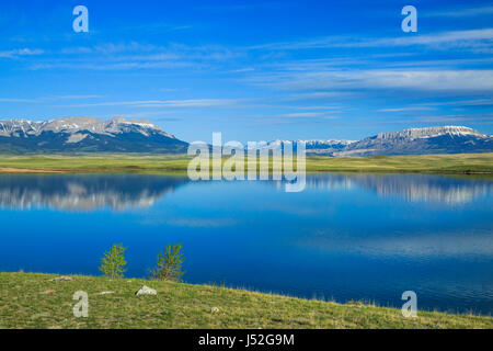 Willow creek serbatoio sotto cresta a dente di sega e il castello di reef lungo il Rocky Mountain Front vicino a Augusta, montana Foto Stock