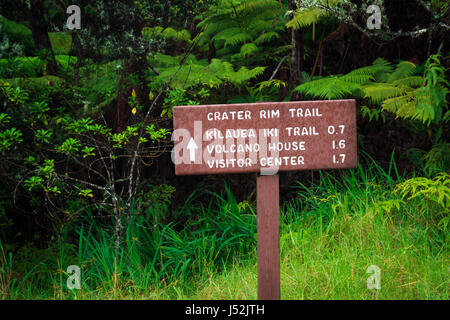 Crater Rim Trail segno, Parco Nazionale dei Vulcani delle Hawaii, Hawaii USA Foto Stock