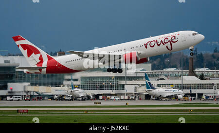 Air Canada Rouge aereo aereo aereo Boeing 767 (767-300ER) wide-body jetliner prendere il decollo dall'Aeroporto Internazionale di Vancouver Westjet piani ad Foto Stock