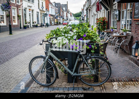 Naarden, Paesi Bassi - 5 agosto 2016: pittoresca strada a naarden centro città. naarden è stato sviluppato in un presidio fortificato di città con un tessile Foto Stock