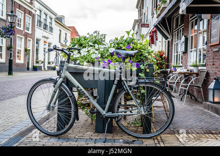 Naarden, Paesi Bassi - 5 agosto 2016: pittoresca strada a naarden centro città. naarden è stato sviluppato in un presidio fortificato di città con un tessile Foto Stock