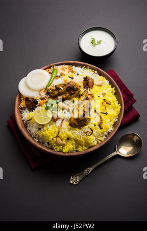 Hyderabadi biryani di pollo o dum biryani, il fuoco selettivo Foto Stock