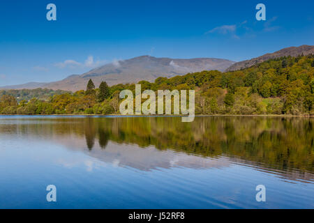 Il vecchio uomo di Coniston riflessa in Coniston Water, vicino a Coniston, Lake District, Cumbria Foto Stock