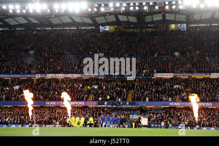 Chelsea John Terry conduce la sua squadra fuori come Watford formano una guardia d'onore prima della Premier League a Stamford Bridge, Londra. Foto Stock