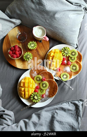 Ristorante e bar Colazione La colazione è servita a letto con pancake, frutta fresca, yogurt e sciroppo d'acero Foto Stock