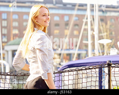 Giovane donna a St Katherine's Dock Foto Stock