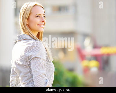 Giovane donna a St Katherine's Dock Foto Stock