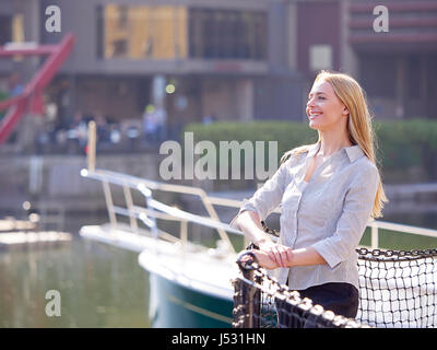 Giovane donna a St Katherine's Dock Foto Stock