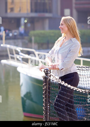 Giovane donna a St Katherine's Dock Foto Stock