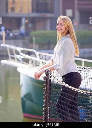 Giovane donna a St Katherine's Dock Foto Stock