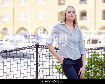 Giovane donna a St Katherine's Dock Foto Stock