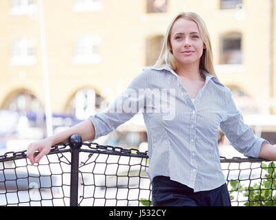 Giovane donna a St Katherine's Dock Foto Stock