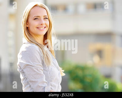 Giovane donna a St Katherine's Dock Foto Stock