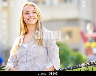 Giovane donna a St Katherine's Dock Foto Stock