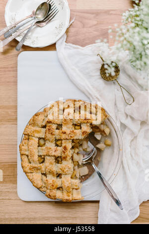 Torta di mele con una fetta rimosso Foto Stock