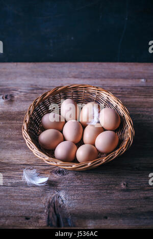 Le uova di gallina in un cestello Foto Stock