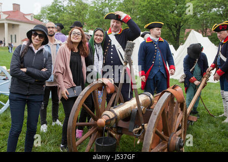 American cannon equipaggio di artiglieria nella guerra rivoluzionaria americana rievocazione storica a Mount Vernon - Virginia STATI UNITI D'AMERICA Foto Stock
