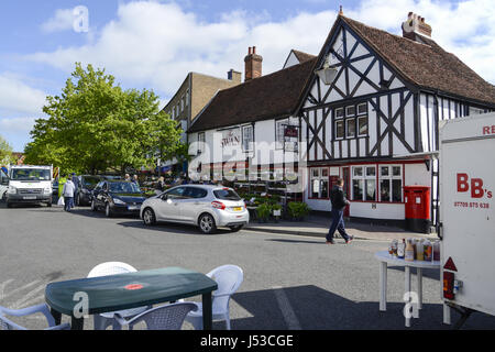 Il Cigno Public House sul giorno di mercato, Bank Street, Braintree, Essex, Regno Unito Foto Stock
