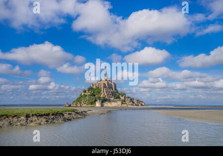 Francia, Normandia, vista di Mont Saint-Michel nell' estuario del fiume Couesnon Foto Stock