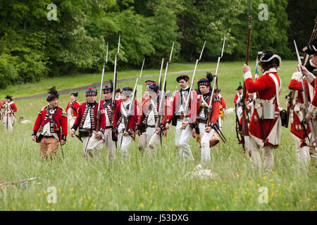 Soldati britannici durante una rievocazione storica del XVIII secolo di guerra rivoluzionaria a Mount Vernon - Virginia STATI UNITI D'AMERICA Foto Stock