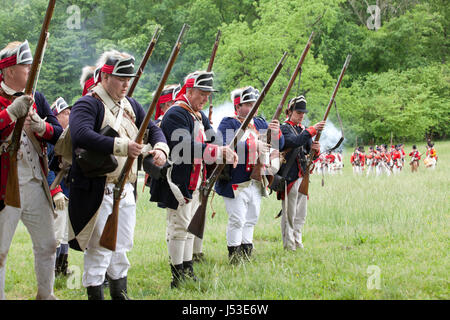 Linea di cottura di soldati americani nella guerra rivoluzionaria americana rievocazione storica a Mount Vernon - Virginia STATI UNITI D'AMERICA Foto Stock