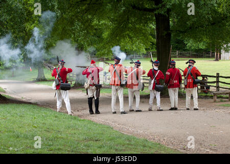 Soldati britannici durante una rievocazione storica del XVIII secolo di guerra rivoluzionaria a Mount Vernon - Virginia STATI UNITI D'AMERICA Foto Stock