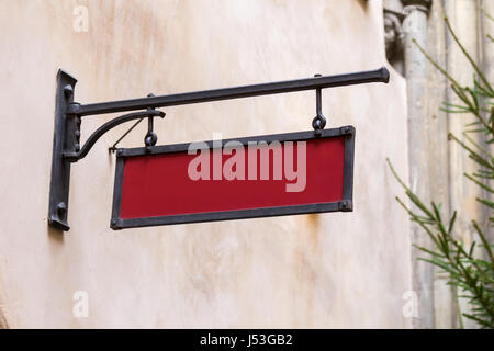 Blank mock-up vintage ferro street cartello europeo in old town Foto Stock