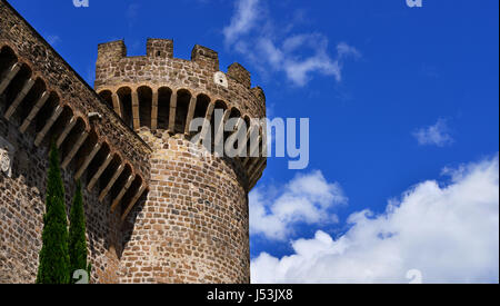 Antico borgo medioevale e rinascimentale torre della Rocca Pia, nel centro di Tivoli, vicino Roma Foto Stock