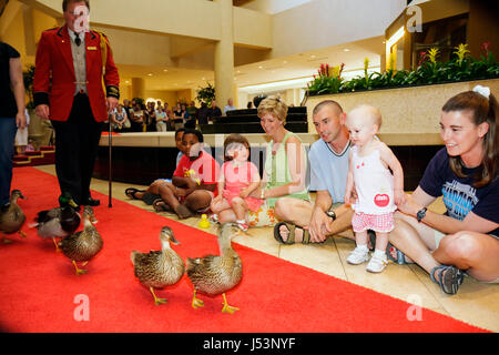 Arkansas,Pulaski County,Little Rock,The Peabody Little Rock,hotel,Duck Master,Duck March,Black woman female women,man men maschio,boy boys,maschio kid kids Foto Stock