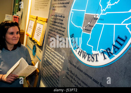 Arkansas Randolph County, Pocahontas, Old Davidsonville Historic state Park, donne femminili, studenti di preservazione storica, passato, centro visitatori Foto Stock