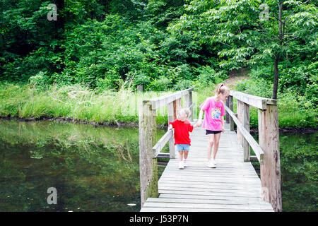 Arkansas Randolph County, Pocahontas, Old Davidsonville Historic state Park, Trappers Lake Trail, ragazze, ragazzi, ragazze, sorella Foto Stock