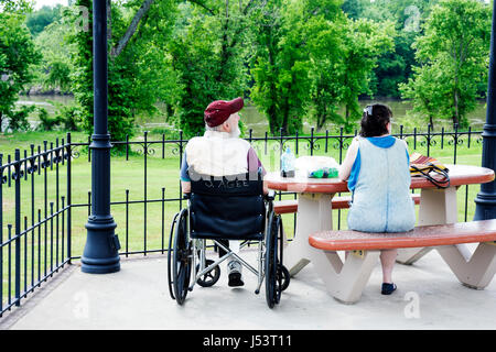 Arkansas Randolph County, Pocahontas, Black River Overlook Park, uomo uomini maschio, donna donne, coppia, sedia a rotelle, amputee, pic-nic, panca, handicap disabili Foto Stock